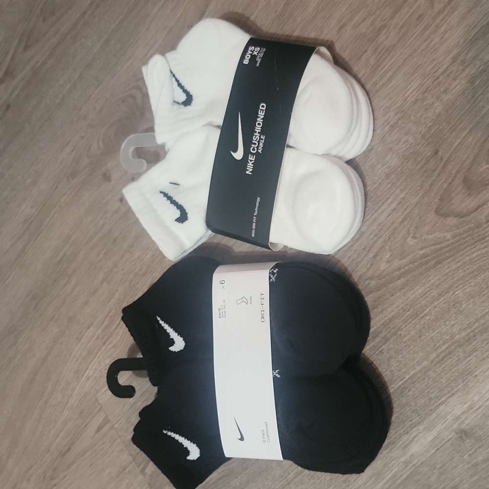 Lot of 2 Nike socks. Boys Xs